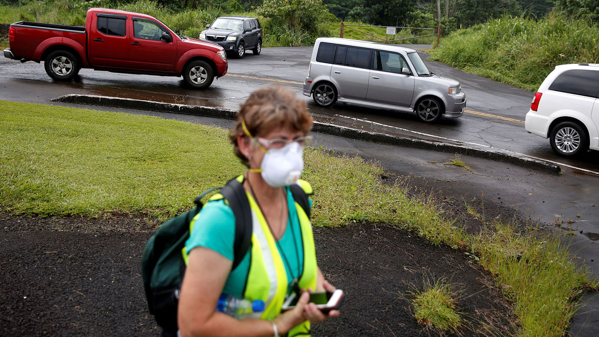 Drivers line up for free dust masks in Keaau to protect themselves from volcanic ash during ongoing eruptions of the Kilauea Volcano in Hawaii, US on 17 May.  Photo: Reuters