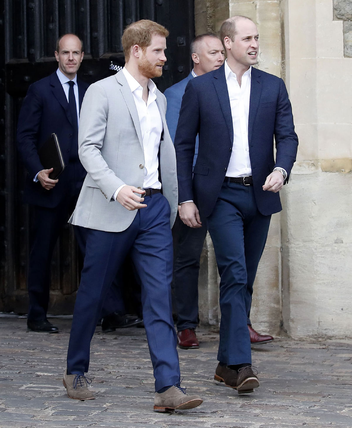 Britain`s prince Harry (L) and his best man prince William, Duke of Cambridge arrive to greet well-wishers on the street outside Windsor Castle in Windsor on 18 May 2018, the eve of prince Harry`s royal wedding to US actress Meghan Markle. Britain`s prince Harry and US actress Meghan Markle will marry on 19 May at St George`s Chapel in Windsor Castle. Photo: AFP