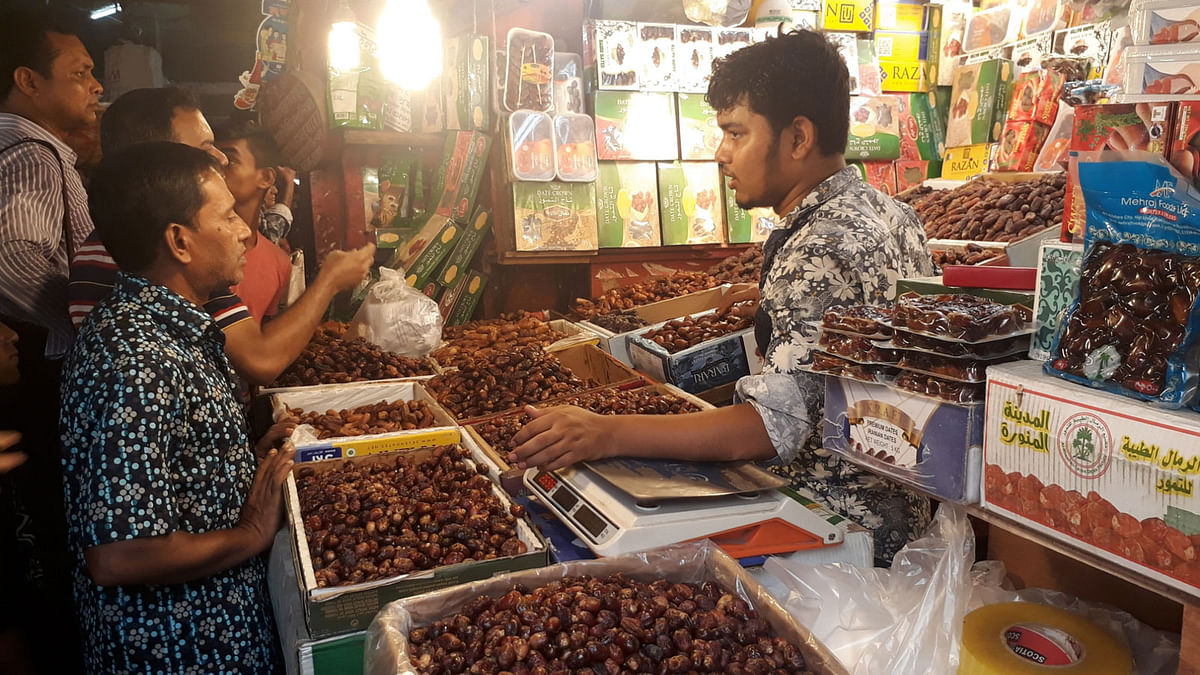 A dates shopkeeper talks to a buyer in Karwan Bazar, Dhaka on 15 May. Photo: Abdus Salam