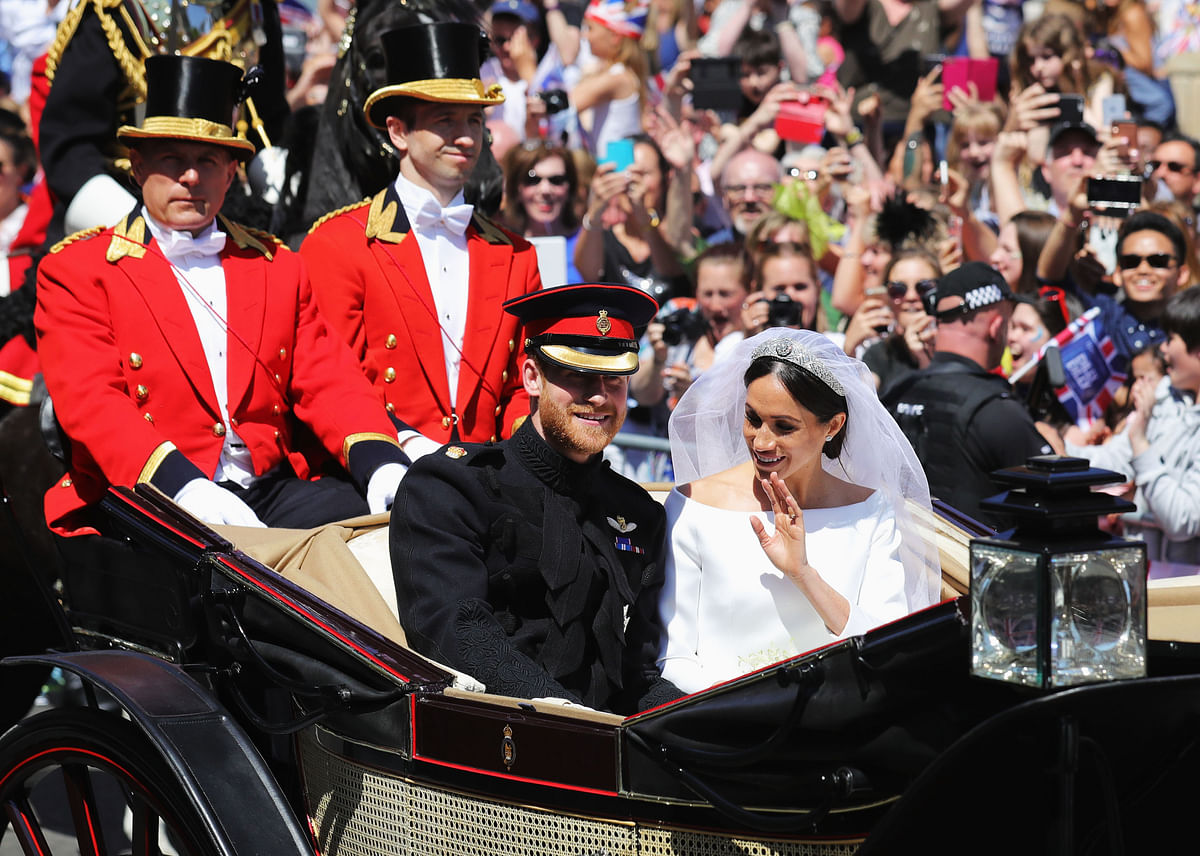 Britain`s Prince Harry and his wife Meghan Markle ride a horse-drawn carriage, after their wedding ceremony at St George`s Chapel in Windsor, Britain, 19 May, 2018. Photo: Reuters