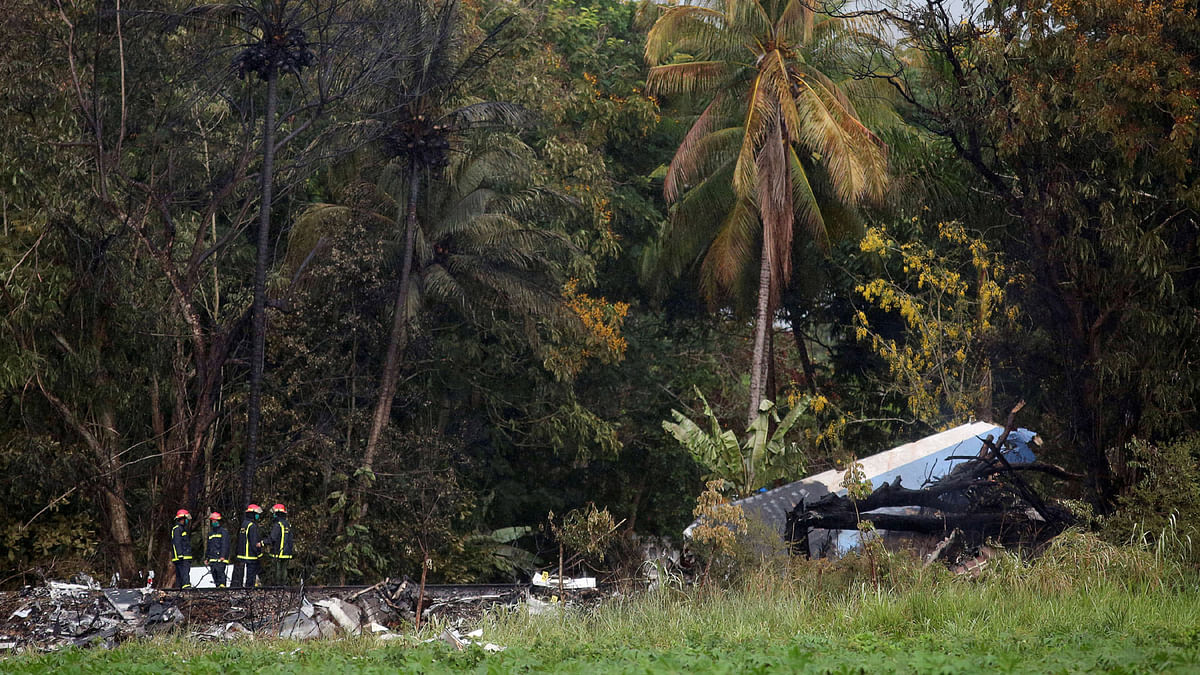 Firefighters work at the wreckage site of a Boeing 737 plane that crashed in the agricultural area of Boyeros, around 20 km (12 miles) south of Havana, shortly after taking off from Havana's main airport in Cuba, on 18 May 2018. Photo: Reuters