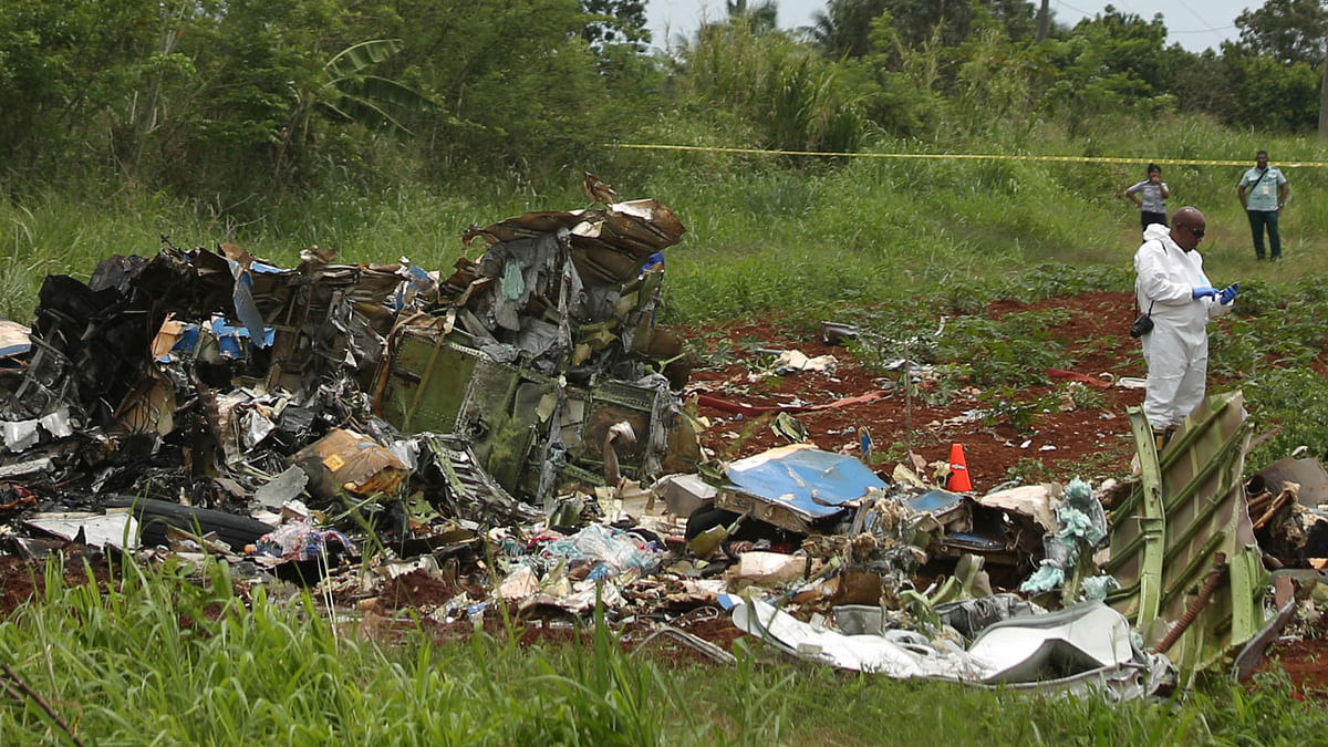 A rescue team member works at the wreckage of a Boeing 737 plane that crashed in the agricultural area of Boyeros, around 20 km (12 miles) south of Havana, shortly after taking off from Havana's main airport in Cuba, on 18 May 2018. Photo: Reuters