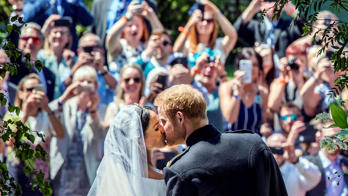 Meghan Markle and Prince Harry kiss on the steps of St George`s Chapel at Windsor Castle following their wedding. Saturday, 19 May, 2018. Photo: Reuters