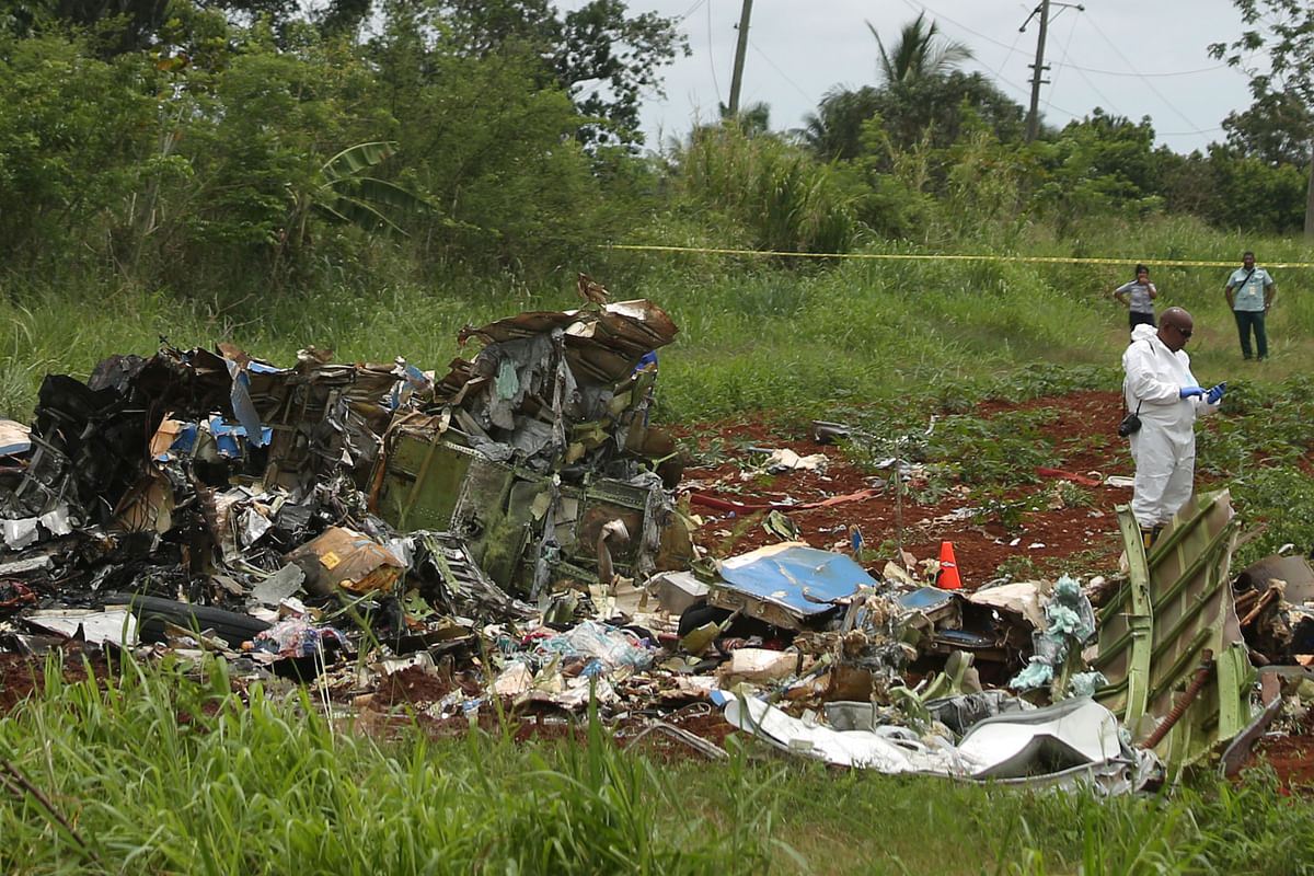 A rescue team member works at the wreckage of a Boeing 737 plane that crashed in the agricultural area of Boyeros, around 20 km (12 miles) south of Havana, shortly after taking off from Havana`s main airport in Cuba, 18 May 2018. Photo: Reuters