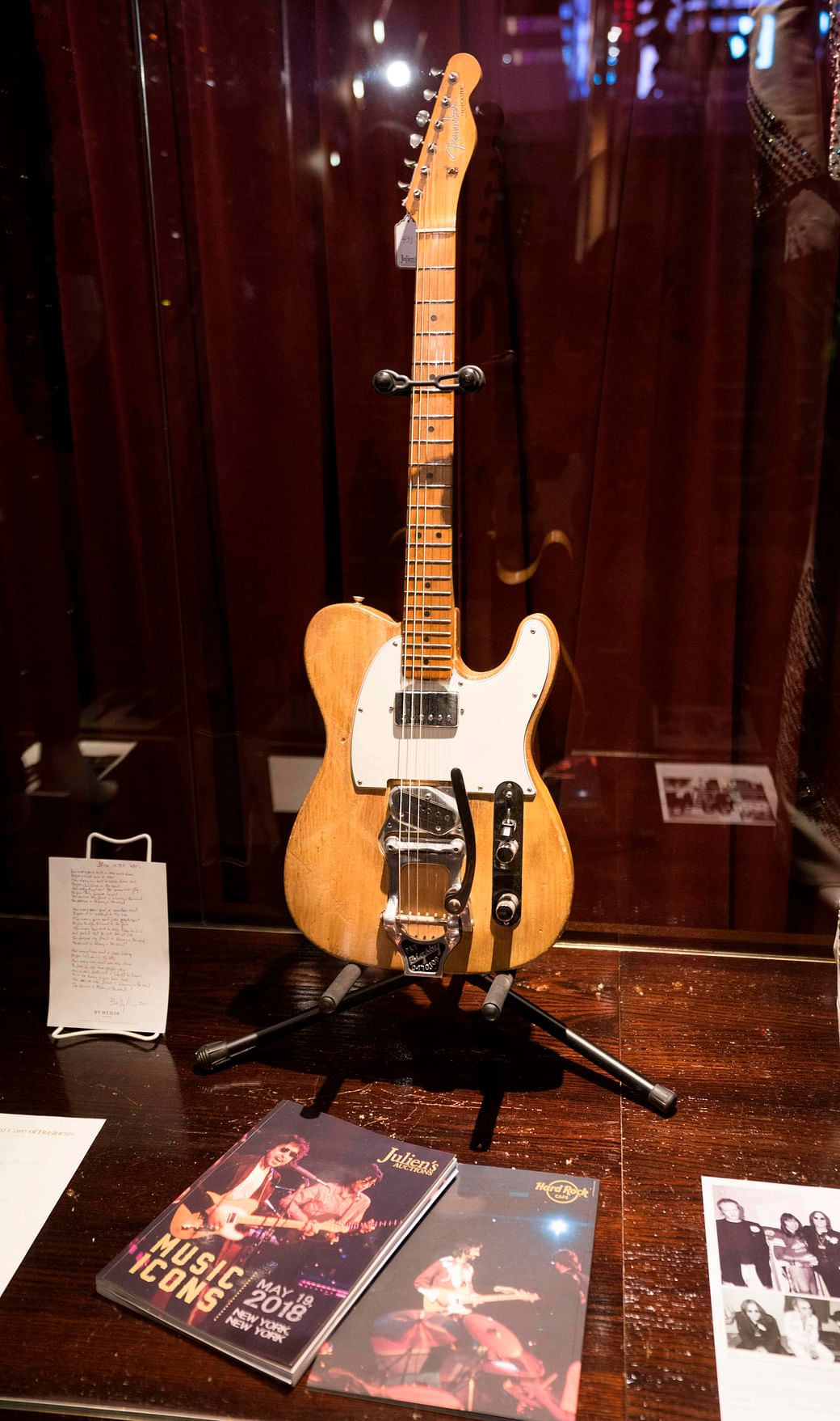 Bob Dylan guitar fetches $495,000 at auction