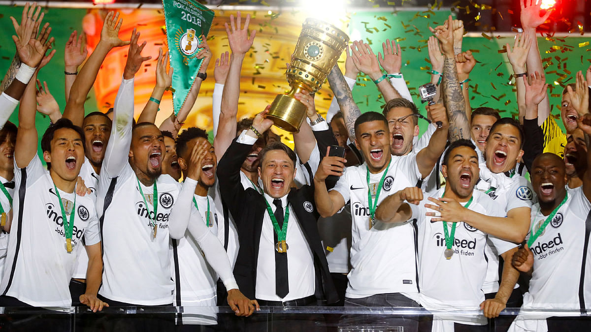 Eintracht Frankfurt coach Niko Kovac and players celebrate with the trophy after winning the DFB Cup beating Bayern Munich at Olympiastadion, Berlin, Germany on 19 May 2018. Photo: Reuters
