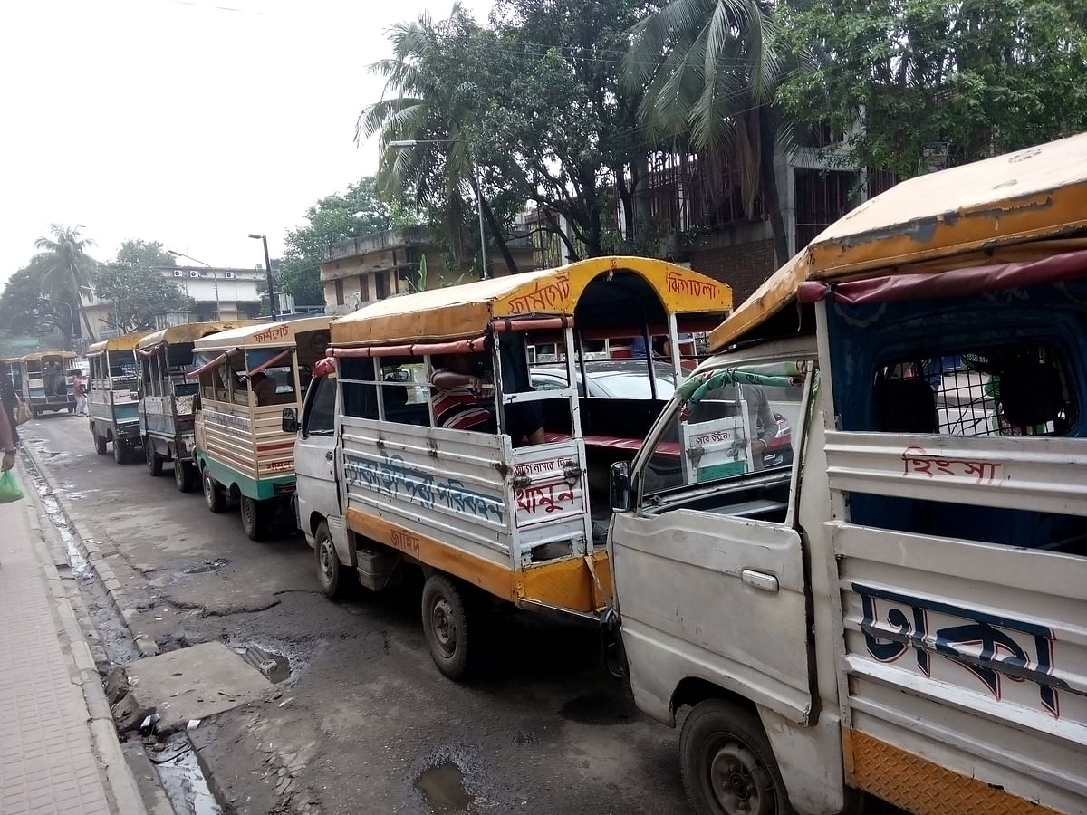 In this photo taken on 20 May, human haulers, popularly known as leguna, are seen in queue waiting for passengers at Farmgate area in the capital. Photo: Mushfique Wadud
