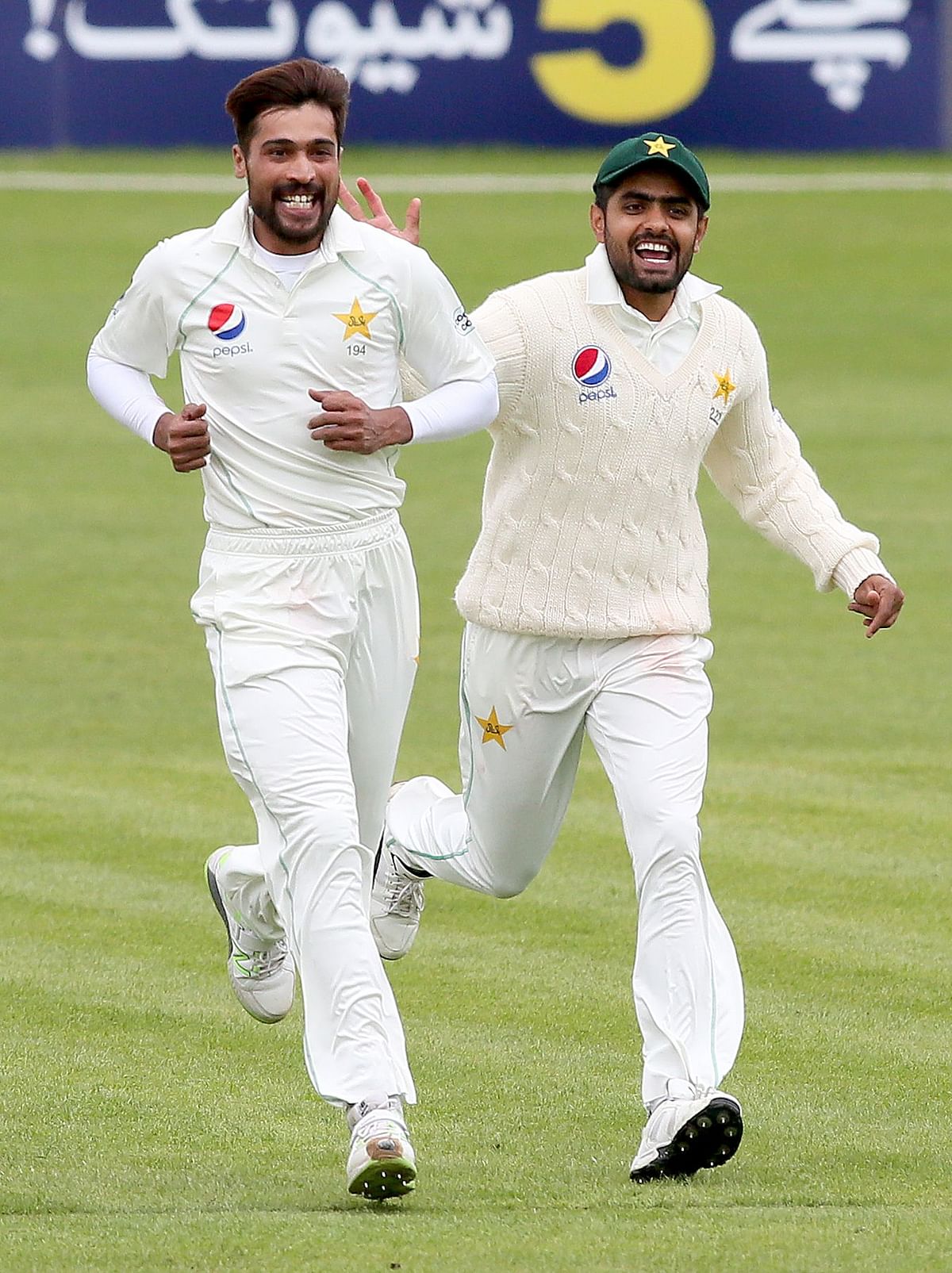 Pakistan`s Mohammad Amir (L) celebrates taking the wicket of Ireland`s Gary Wilson for 12 runs during play on day four of Ireland`s inaugural test match against Pakistan at Malahide cricket club, in Dublin on 14 May, 2018. Photo: AFP