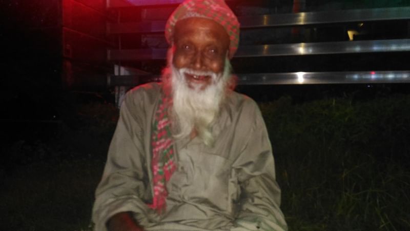 In this photo taken recently, 70-year old Abu Bakkar is seen begging on the footpath near Pan Pacific Sonargaon Hotel. Photo: Imam Hossain