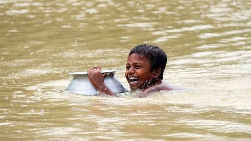 A child is taking bath in river Gomti in Chanpur Bridge area in Sadar upazila, Cumilla, on 20 May. Photo: Emdadul Haque