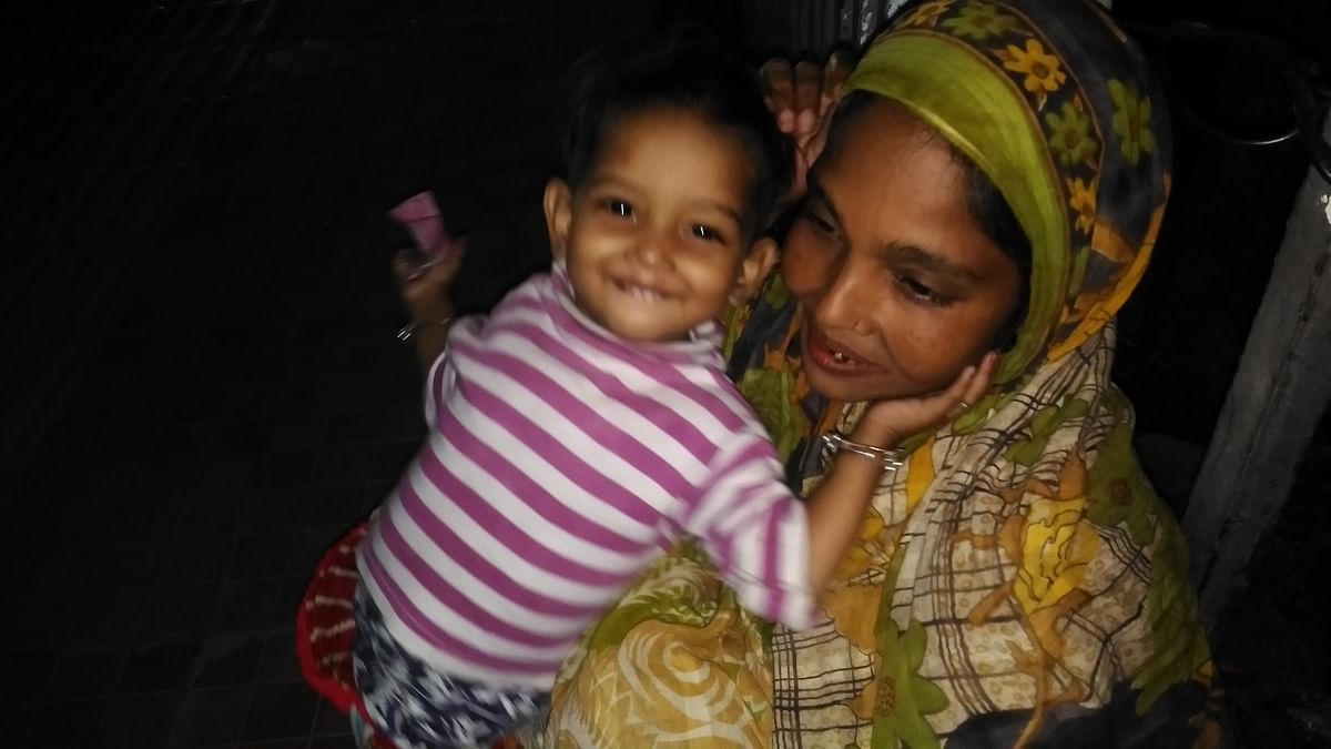 In this photo taken recently, Zarina Begum and her daughter Andhari are seen sitting on the footpath near Pan Pacific Sonargaon Hotel. Photo: Imam Hossain