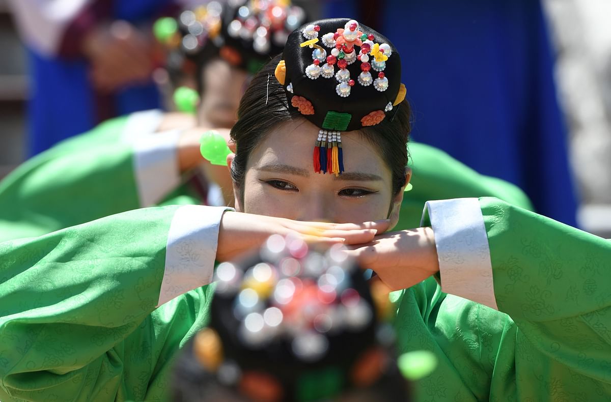 Young South Korean women take a formal deep bow during a traditional Coming-of-Age Day ceremony to mark adulthood at Namsan hanok village in Seoul on 21 May 2018. Photo: AFP