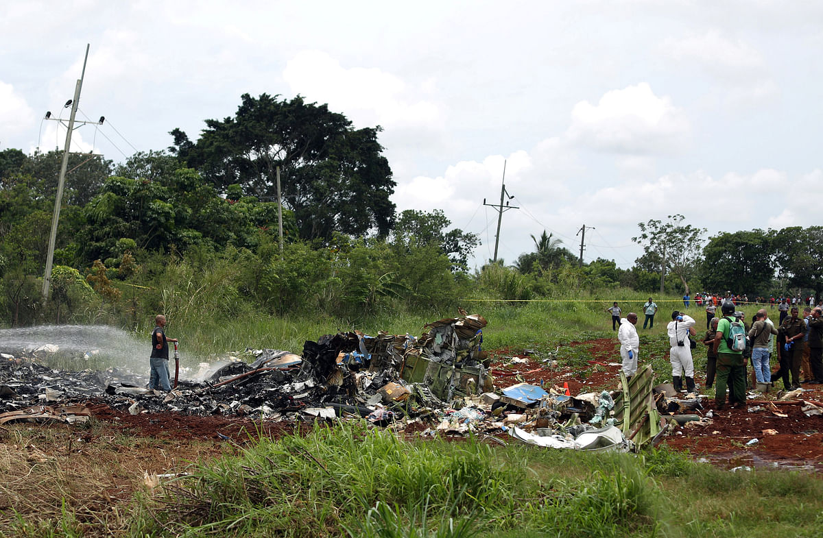 Rescue team members work in the wreckage of a Boeing 737 plane that crashed in the agricultural area of Boyeros, around 20 km (12 miles) south of Havana, shortly after taking off from Havana`s main airport in Cuba, on 18 May 2018. Photo: Reuters