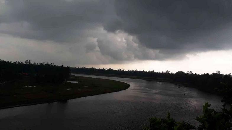 Cloud darkens the Dhangara sky at Raiganj upazila in Sirajganj around 8:00am on 23 May. Photo: Sajedul Islam
