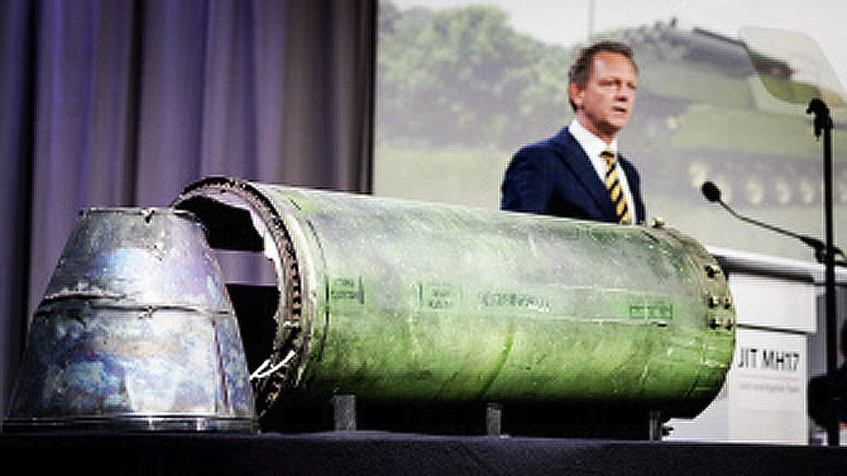 Head prosecutor Fred Westerbeke speaks next to a part of the BUK rocket that was fired on the Malaysia Airlines flight MH17 during the press conference of the joint investigation team, in Bunnik, on 24 May, 2018. Photo : AFP