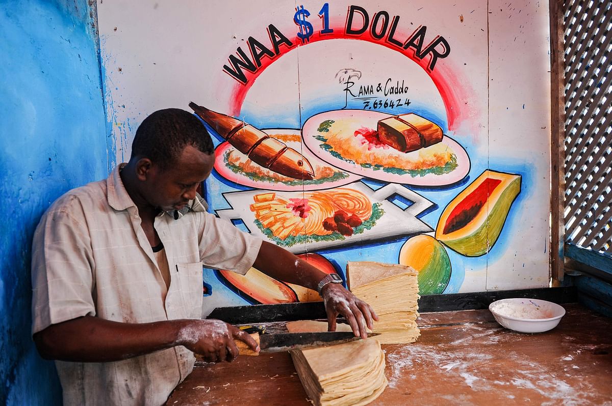 A man prepares food to sell for the Iftardinner, the first meal after the daytime fast, during the first day of the month of Ramadan at Hamarweyne market in Mogadishu, on 17 May 2018. Islam`s holy month of Ramadan is celebrated by Muslims worldwide during which they abstain from food, sex and smoking from dawn to dusk. Photo: AFP