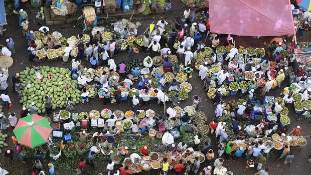 People busy buying fruits before Iftar in the kitchen market of Karwanbazar, Dhaka on 23 May. Photo: Abdus Salam