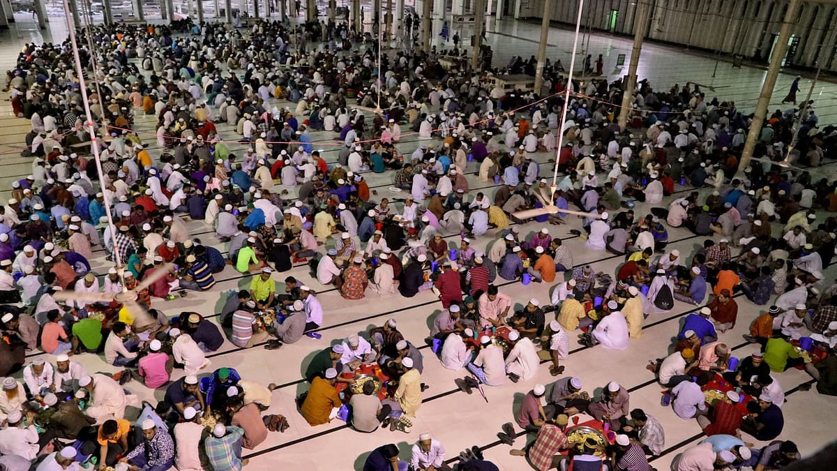 People are seen taking Iftar in Baitul Mukarram mosque. Photo: Tanvir Ahmed.