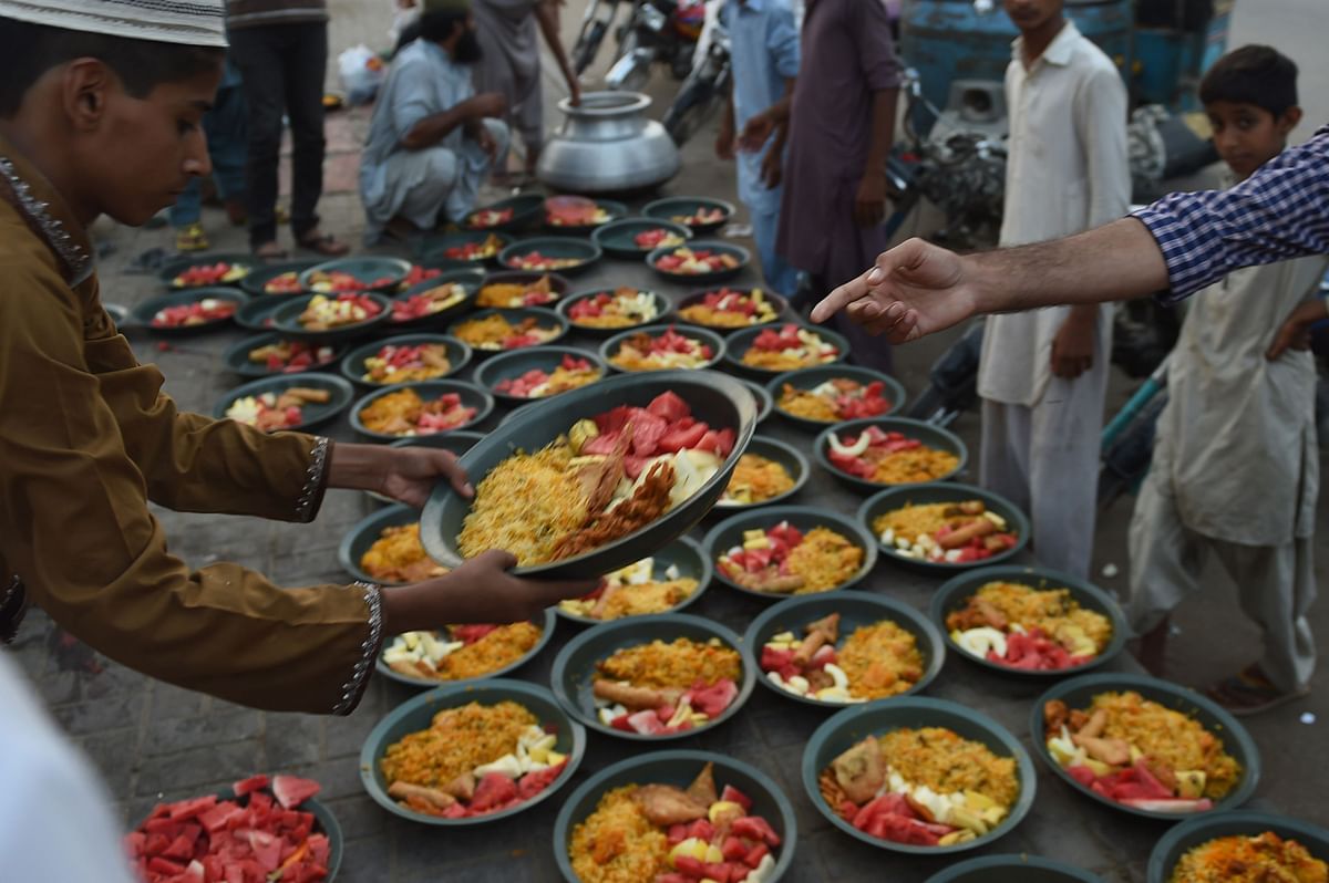 Pakistani volunteers prepae Iftar food for devotees to break their Ramadan fast in Karachi on 18 May 2018. Muslims throughout the world are marking the month of Ramadan, the holiest month in the Islamic calendar during which Muslims fast from dawn until dusk. Photo: AFP