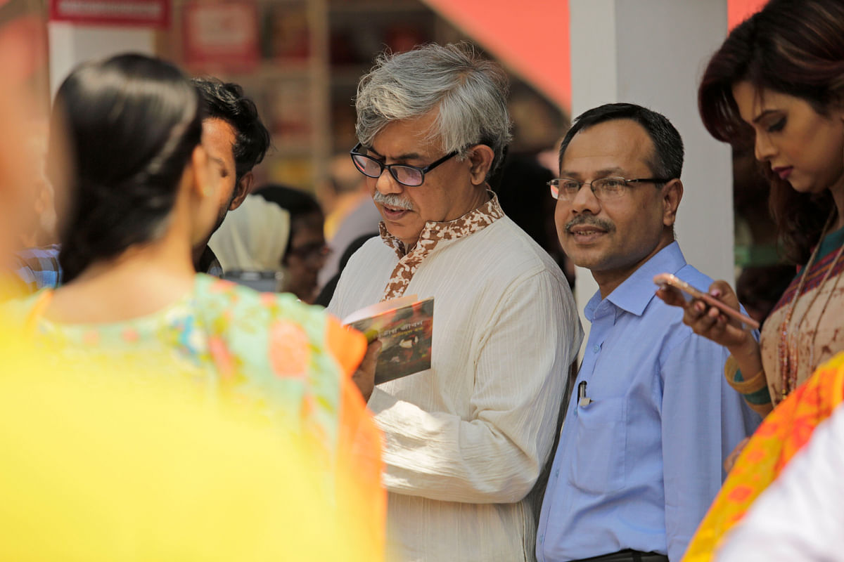 Anisul Hoque signing autographs at the Ekushey Book Fair 2018 at the Bangla Academy compound, Dhaka. The picture was taken by Sumon Yusuf in February.