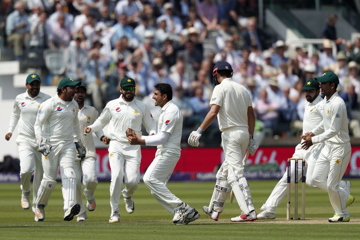 Pakistan`s Mohammad Abbas (C) celebrates taking the wicket of England`s Alastair Cook (3R) for one on the third day of the first international Test match between England and Pakistan at Lord`s cricket ground in London on 26 May, 2018. Photo: AFP