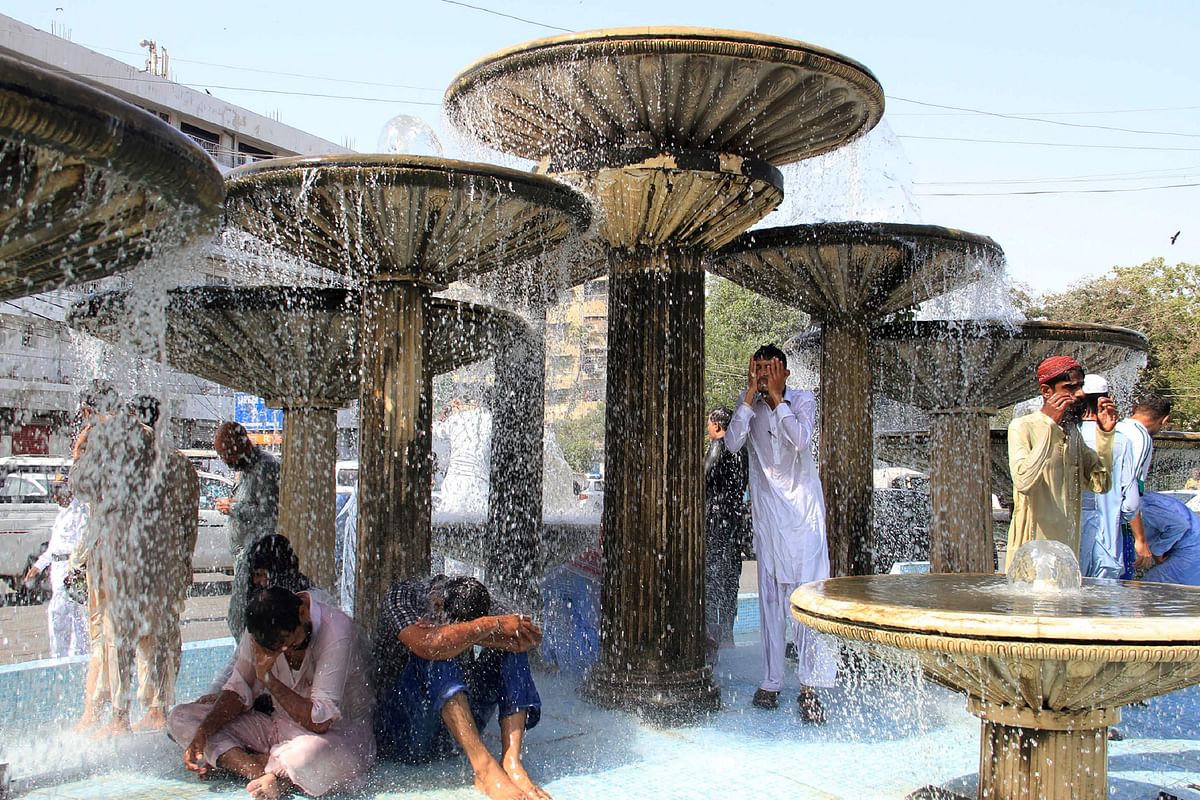 Pakistani residents cool off during a hot summer day in Karachi on 25 May 2018. The heat wave coincides with the beginning of Ramadan, when millions of devout Pakistanis abstain from food and drink from sunrise to sunset. Photo: AFP