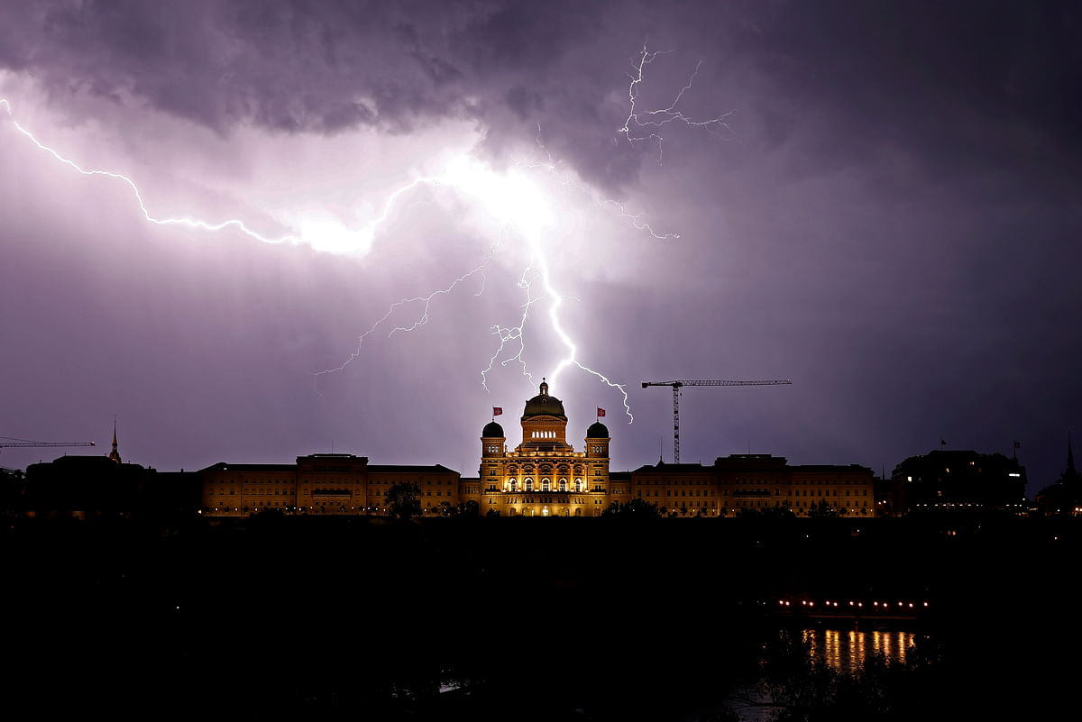 Lightning illuminates the sky above the Swiss Federal Palace (Bundeshaus) in Bern, Switzerland 27 May. Photo: Reuters