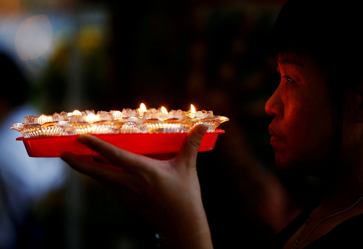 A devotee prays ahead of Vesak Day at Kong Meng San Phor Kark See Monastery in Singapore 28 May. Photo: Reuters