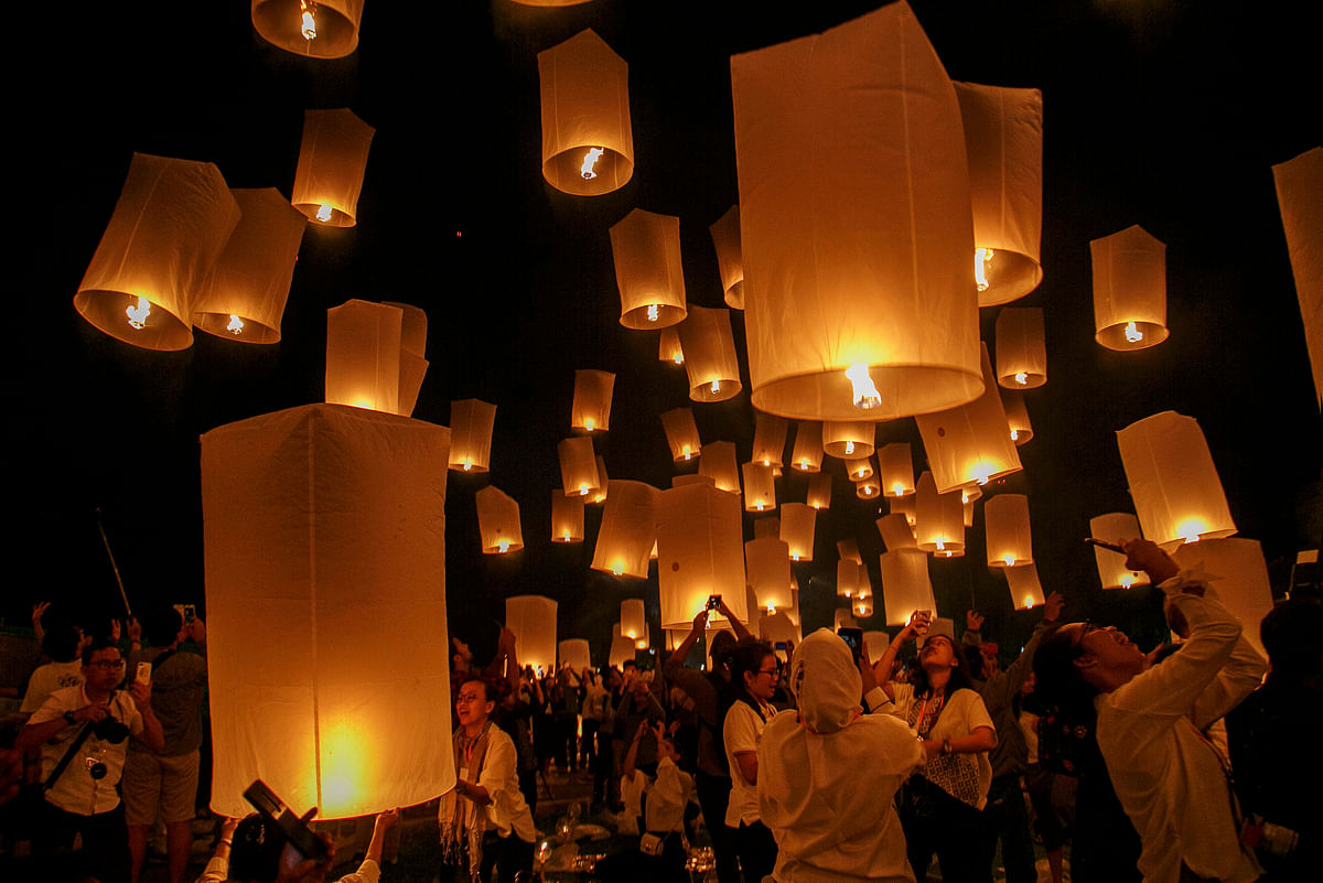 People fly lanterns at Borobudur Temple on Vesak Day in Magelang, Central Java, Indonesia on 29 May 2018. Photo: Reuters
