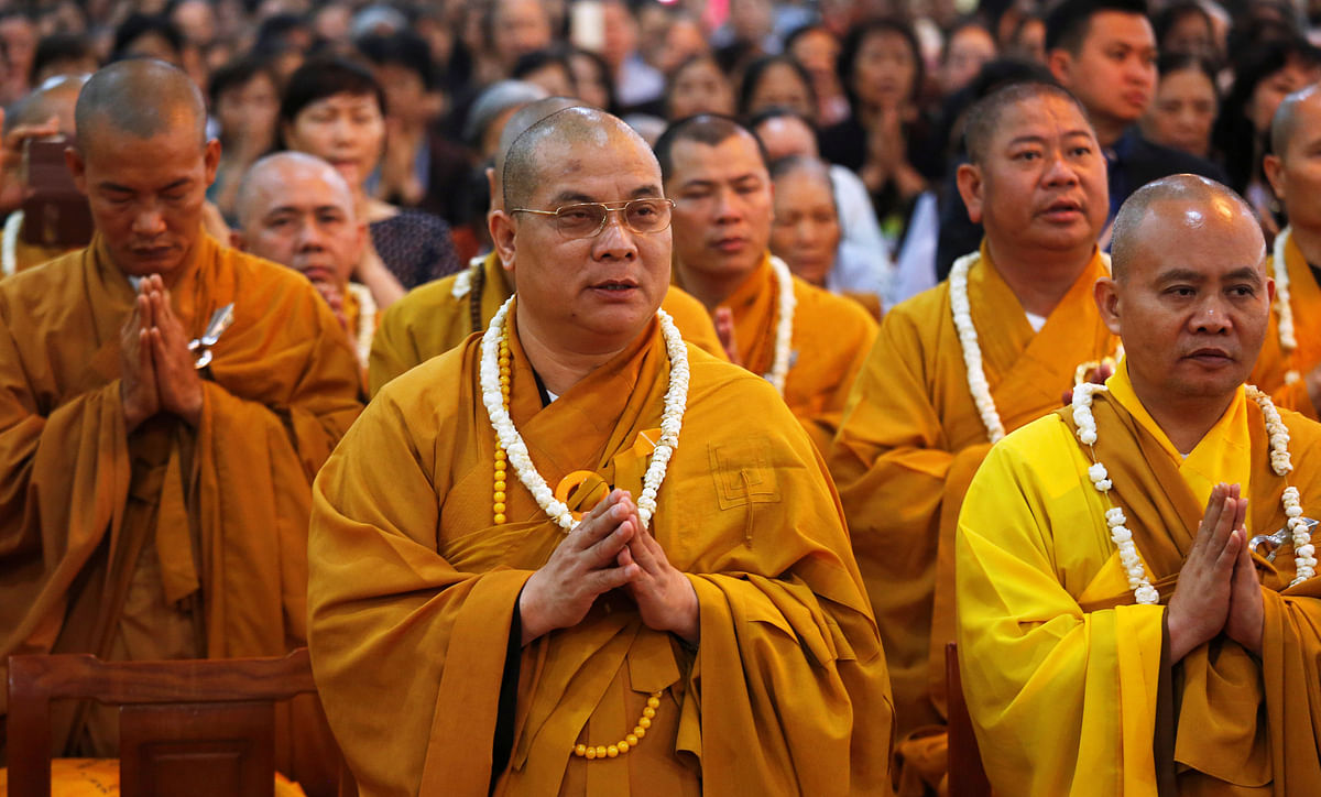 Buddhist monks attend the annual Vesak Day celebrations which commemorates the Buddha`s birth, enlightenment and his entry into Nirvana at Quan Su pagoda, in Hanoi, Vietnam on 29 May 2018. Photo: Reuters
