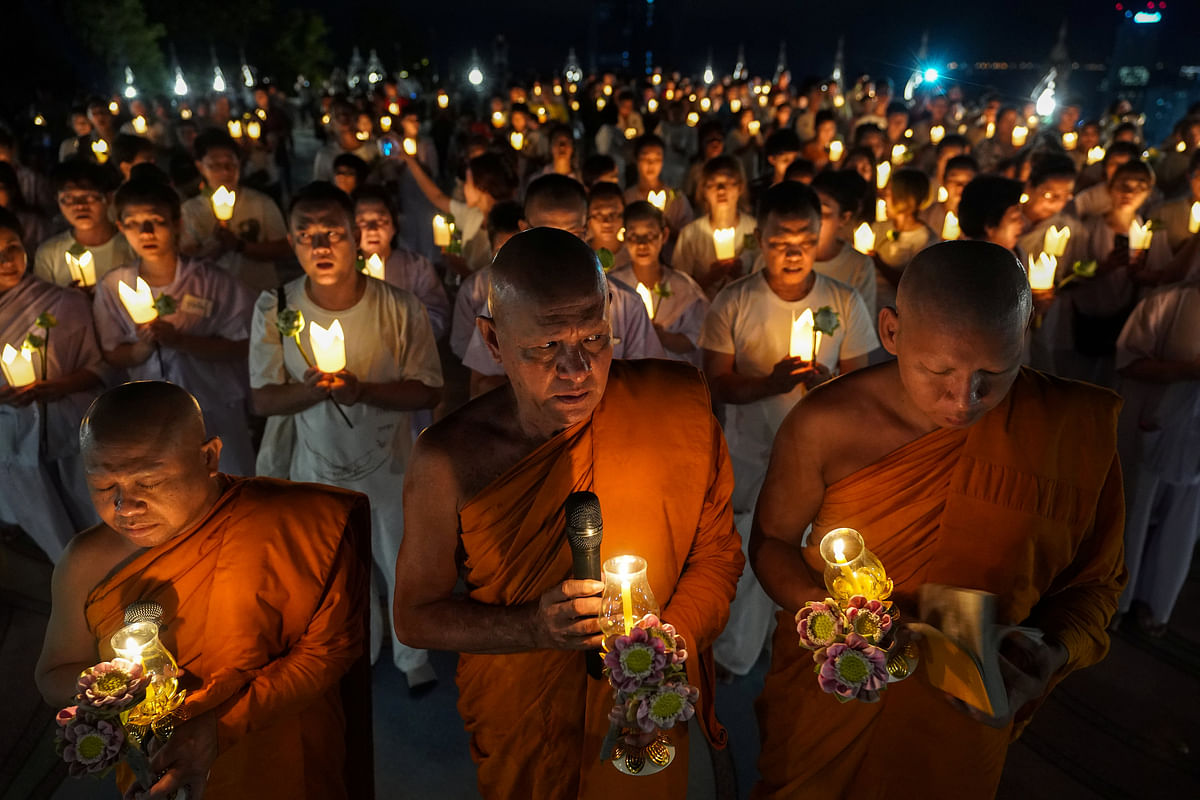 Buddhist monks and buddhists carry candles as they pray during the Vesak Day, an annual celebration of Buddha`s birth, enlightenment and death, at a temple in Chonburi province, Thailand, 29 May 2018. Photo: Reuters