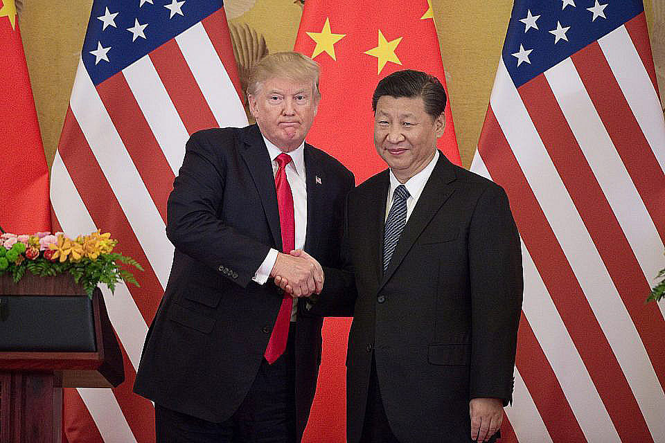 US President Donald Trump (L) shakes hand with China`s President Xi Jinping at the end of a press conference at the Great Hall of the People in Beijing on November 9, 2017. Photo : AFP