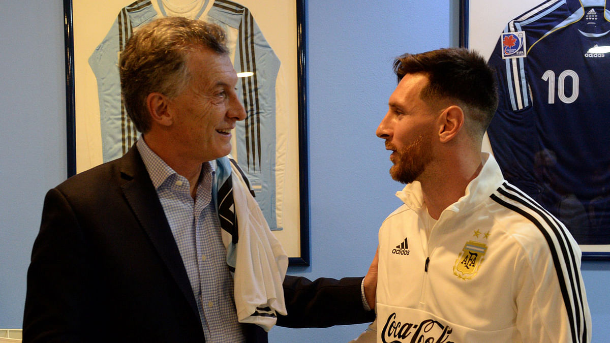 Argentine president Mauricio Macri talks with Lionel Messi before departure for the Buenos Aires airport on 30 May. Photo: Reuters.