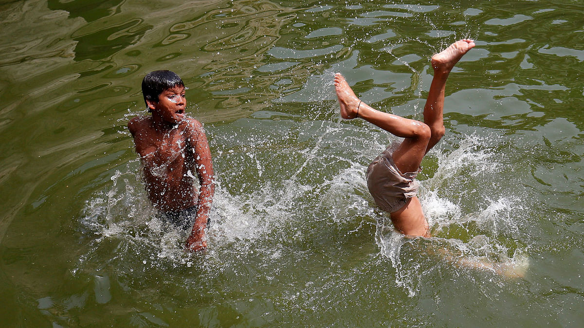 Boys jump into a stepwell to cool off on a hot summer day in New Delhi, India 1 June. Photo: Reuters