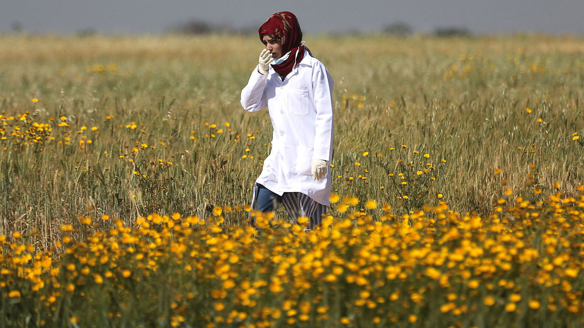Female Palestinian medic Razan Al-Najar works at the scene of clashes at Israel-Gaza border, in the southern Gaza Strip on 1 April. Photo: Reuters