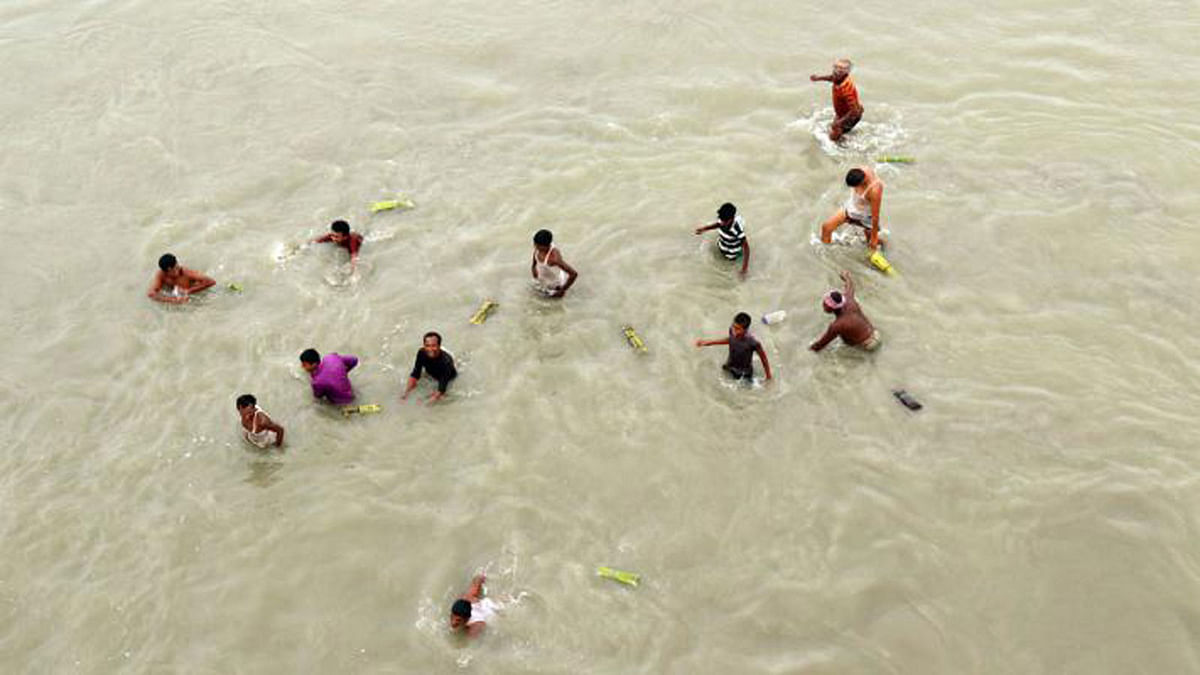 People fish in Teesta river in Mohipur, Gangachara, Rangpur on 28 may. Photo: Moinul Islam