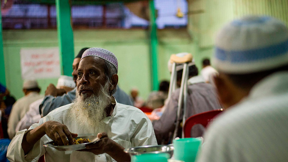 An elderly Myanmar Muslim breaks his fast at a mosque during the holy month of Ramadan in Yangon on 1 June 2018. Photo: AFP