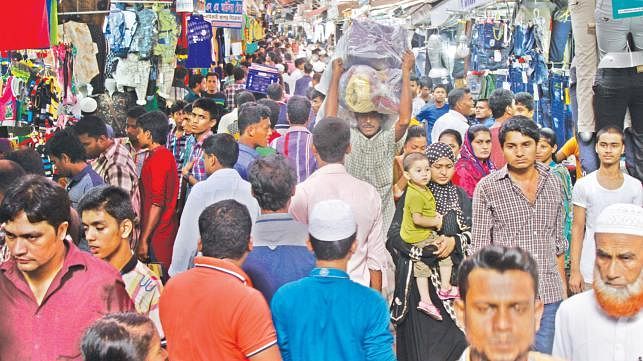 Shoppers busy buying Eid gifts from the city footpath shops near New Market. Photo: Prothom Alo