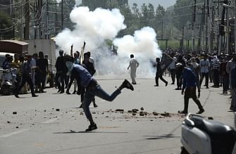 Indian Kashmiri protestors clash with Indian security forces at a funeral procession for Kashmiri civilian Kaiser Bhat in Srinagar on 2 June 2018. Photo: AFP