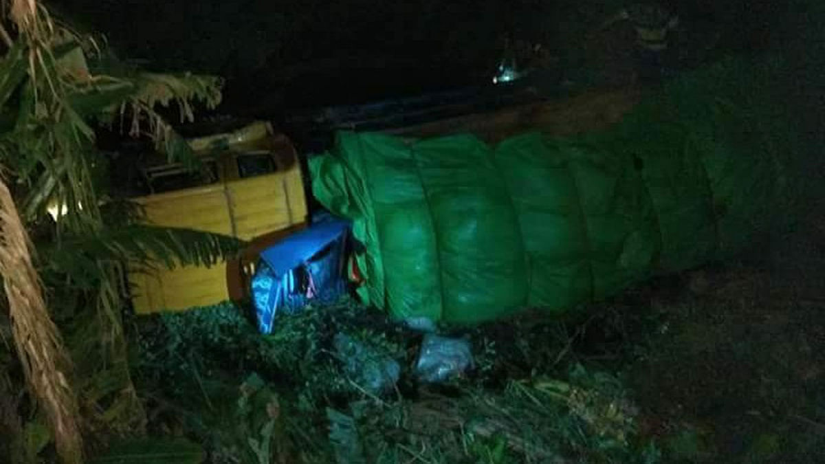Three people killed after a paddy-laden truck plunges into a roadside ditch in Shariapur sadar upazila on Saturday night. Photo: UNB