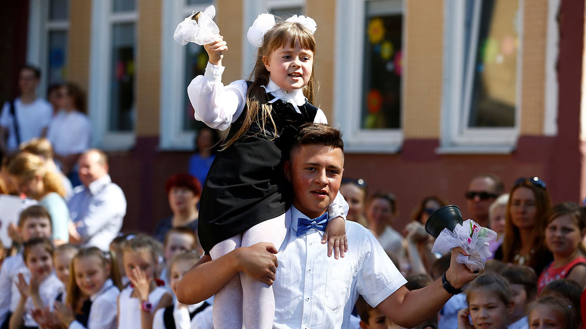 Schoolchildren take part in a `Last school bell` ceremony at a school in Minsk, Belarus on 30 May 2018. Photo: Reuters
