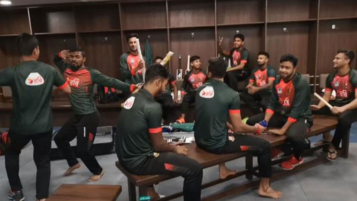 Members of Bangladesh cricket team sing singer Arman Alif`s viral song `Oporadhi` in a video released Saturday. Photo taken from Shakib Al Hasan`s Facebook page.