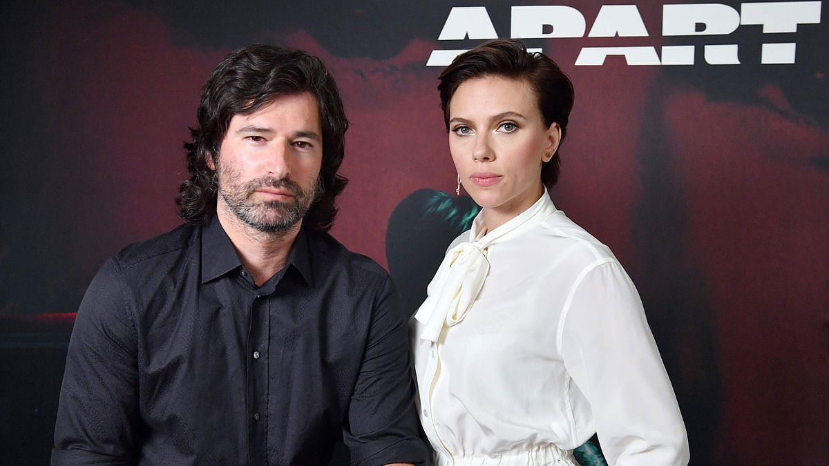 Pete Yorn and Scarlett Johansson pose for a picture as they announce the launch of their new extended play record “Apart,” on 22 May in New York City. Photo: AFP