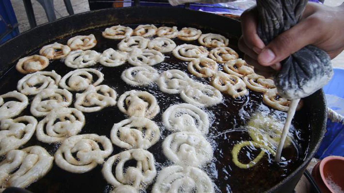Jilapi is being fried. Each kg of Jilapi is sold at taka 160. Dhanmondi, Dhaka, 21 May. Photo: Abdus Salam