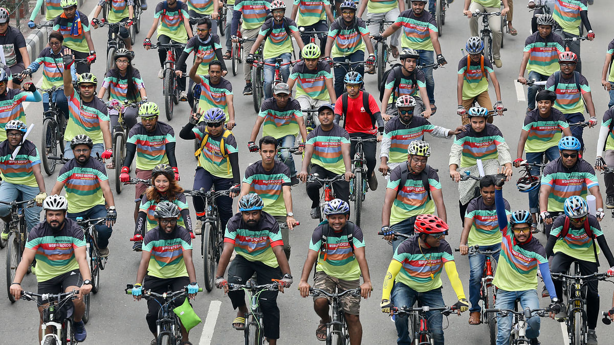 Today is the World Bicycle Day. Bangladeshi cyclist group BDcyclists brought out a rally with its 300 members to mark the day at Manik Mia Avenue on 2 June. Photo: Prothom Alo
