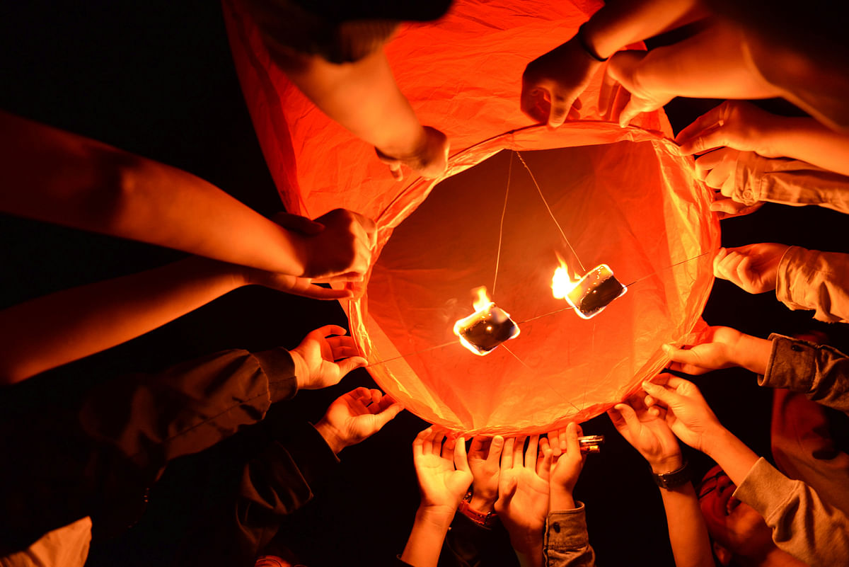 Students launch a Kongming lantern asking for success in the upcoming national college entrance exam, or `gaokao`, in Luan, Anhui province, China on 1 June 1, 2018. Photo: Reuters