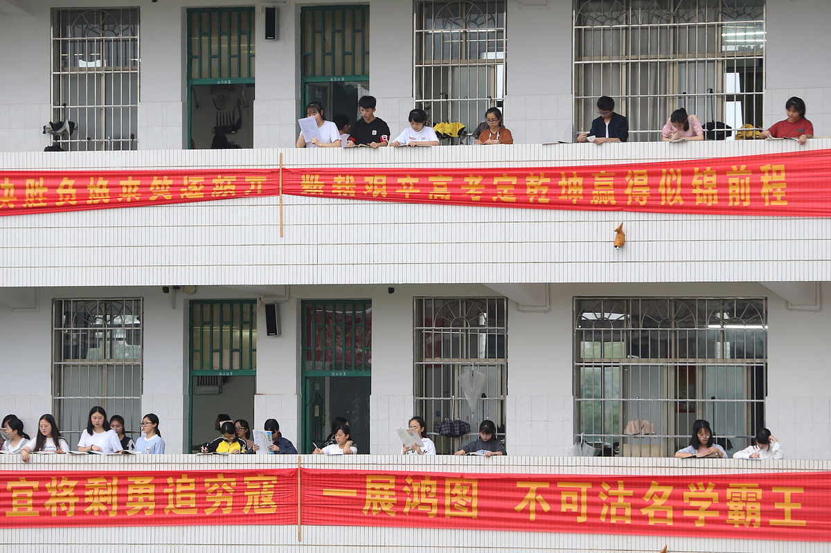 Students study along corridoors at a high school ahead of the annual national college entrance examination, or `gaokao`, in Hengyang, Hunan province, China, 3 June 2018. Photo: Reuters