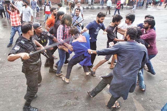 A scuffle between Ganajagaran Mancha activists and lawmen ensues when the law men pick up Mancha spokesperson Imran H Sarker. Photo: Syful Islam