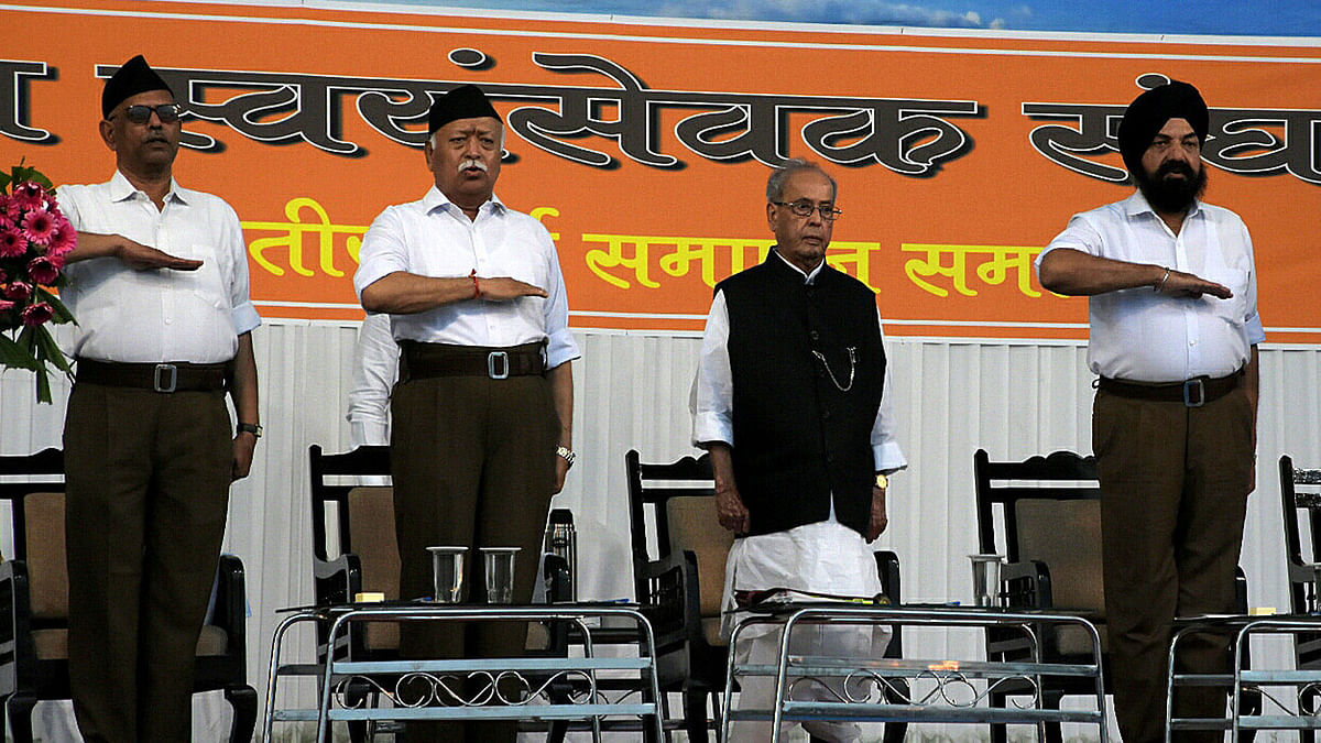Mohan Bhagwat, chief of the Hindu nationalist organisation Rashtriya Swayamsevak Sangh (RSS), takes an oath with other members as former Indian president Pranab Mukherjee stands beside them during an event at the RSS headquarters in Nagpur, India, on 7 June 2018. Photo: Reuters