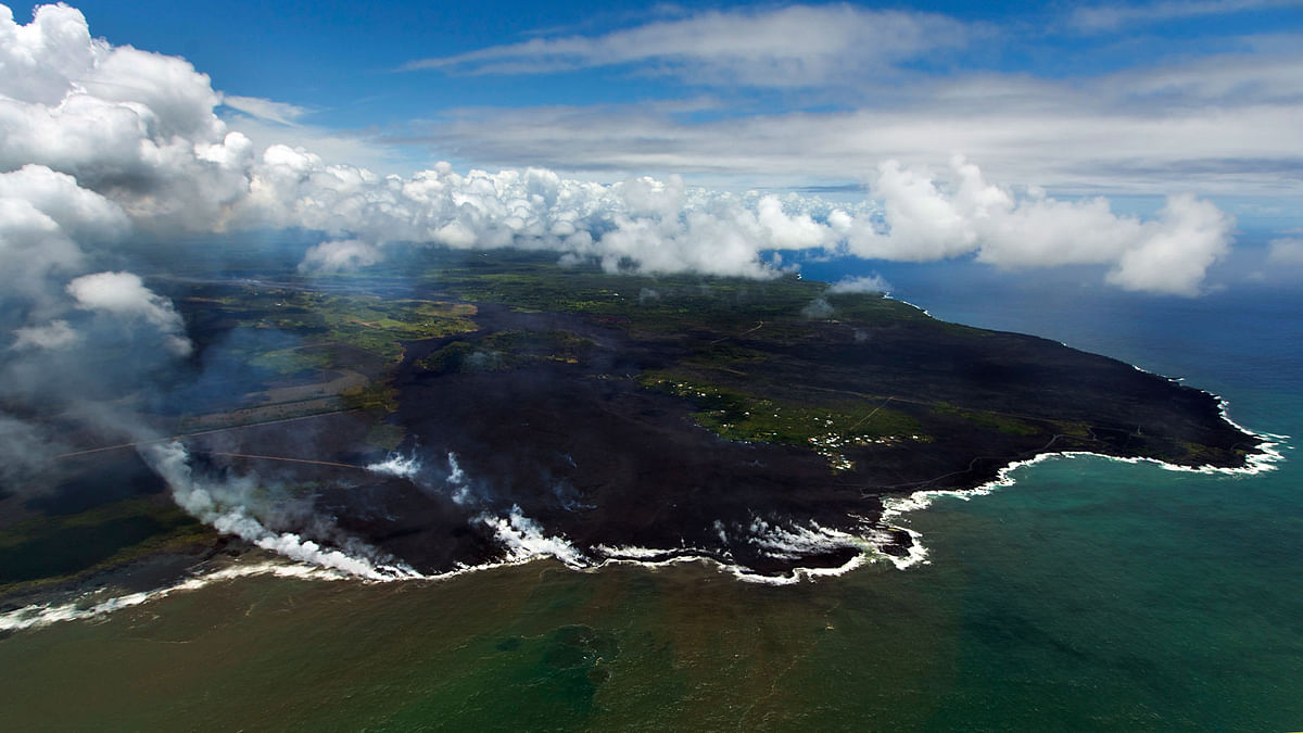 Most of the Kapoho area including the tide pools is now covered in fresh lava with few properties still intact as the Kilauea Volcano lower east rift zone eruption continues on 6 June in Pahoa, Hawaii. Photo: AP